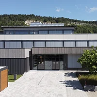 Das Bild zeigt den Haupteingang