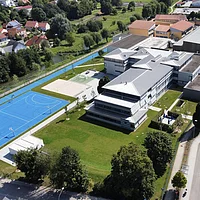 Außenansicht der Altmühltal-Realschule Beilngries von oben mit Sportgelände und Grünfläche