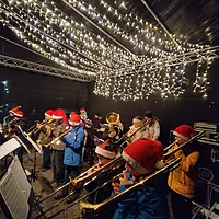 Schülerinnen und Schüler mit Instrumente