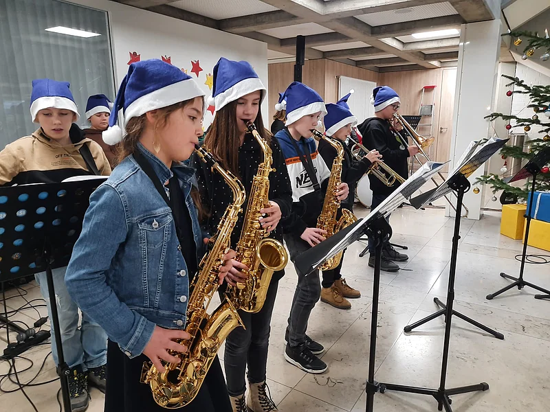 Schülerinnen und Schüler mit Instrumente