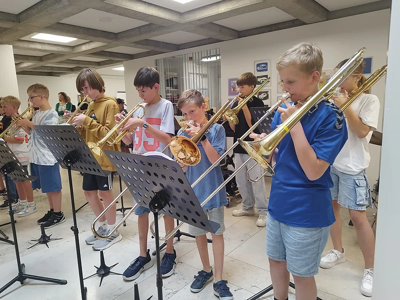 Schülerinnen und Schüler mit Instrumente