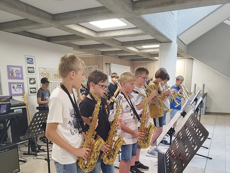 Schülerinnen und Schüler mit Instrumente