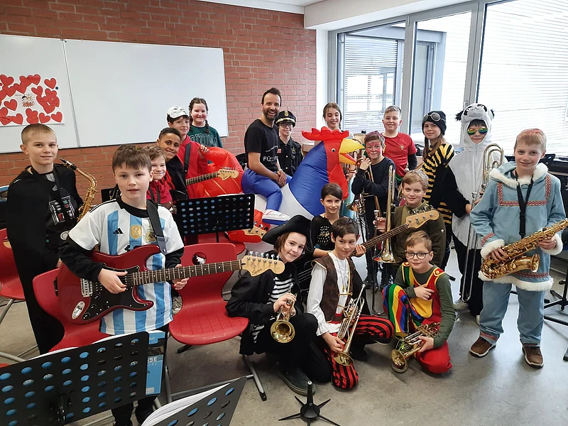 Schülerinnen und Schüler mit Instrumente