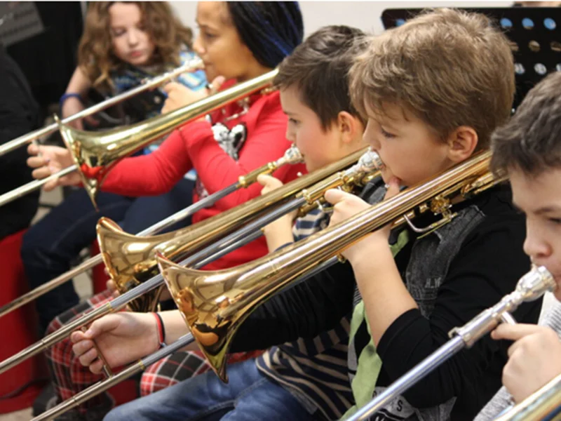 Schülerinnen und Schüler mit Instrumente