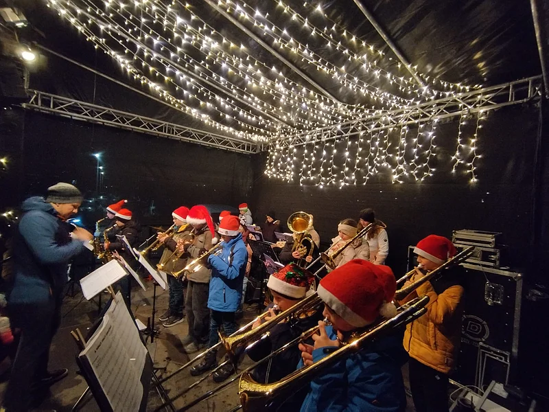 Schülerinnen und Schüler mit Instrumente