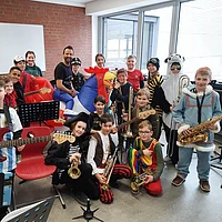 Schülerinnen und Schüler mit Instrumente