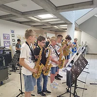 Schülerinnen und Schüler mit Instrumente