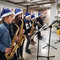 Schülerinnen und Schüler mit Instrumente