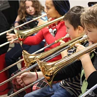 Schülerinnen und Schüler mit Instrumente