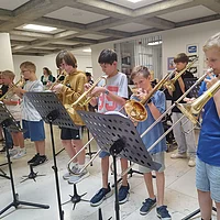 Schülerinnen und Schüler mit Instrumente