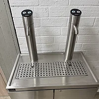 Das bild zeigt einen Wasserspender in der Schule