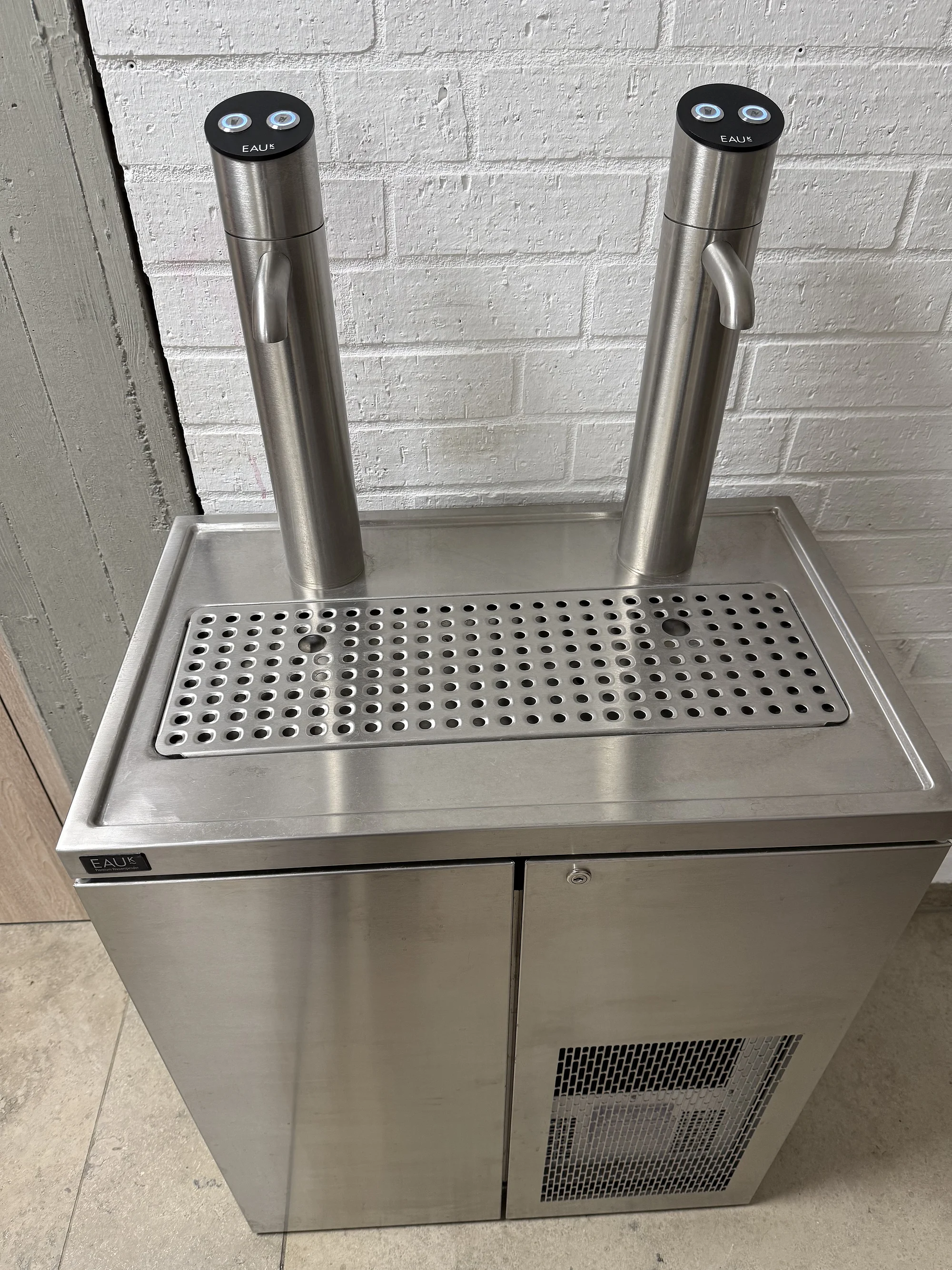 Das bild zeigt einen Wasserspender in der Schule