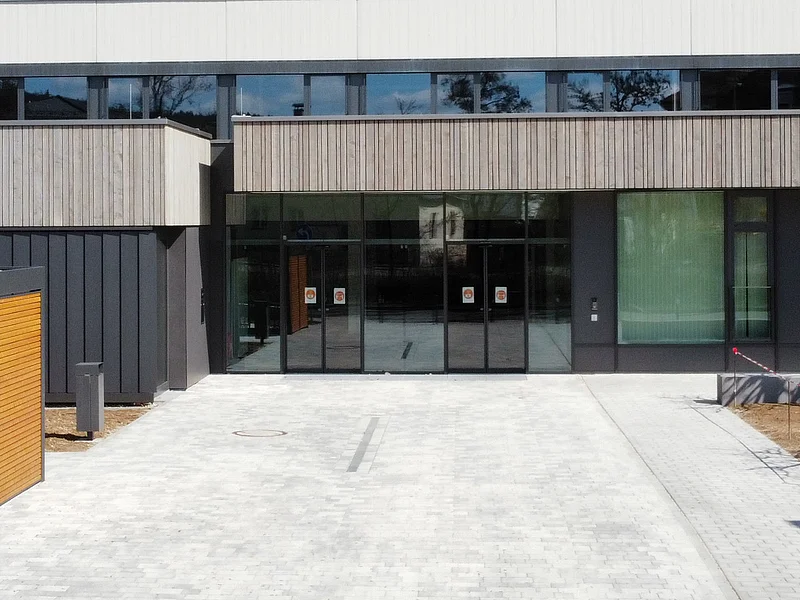 Haupteingang - nah Das Bild zeigt den Haupteingan