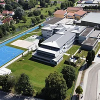 Das Bild zeigt das Schulgebäude von oben