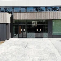 Das Bild zeigt den Haupteingan