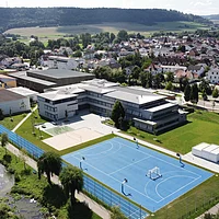 Das Bild zeigt das Schulgebäude von oben aus nördlicher Richtung