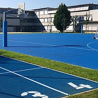 Das Bild zeigt das Schulbebäude und den Sportplatz